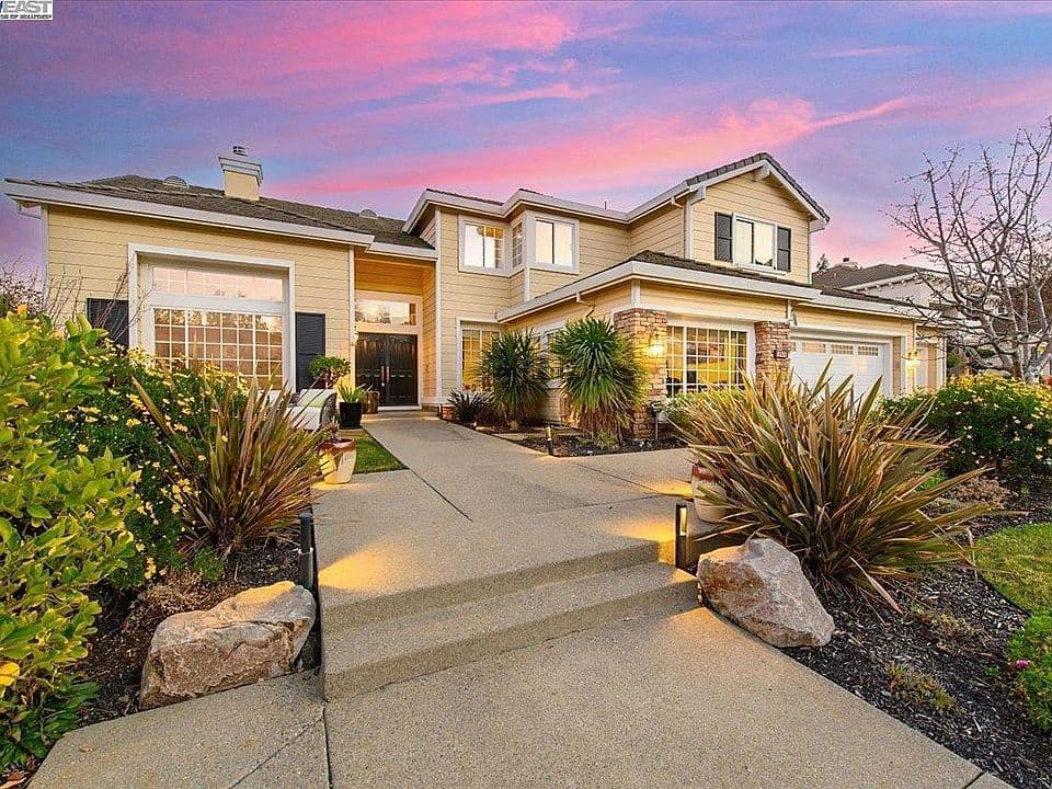 Listing imagery for 8213 Regency Dr