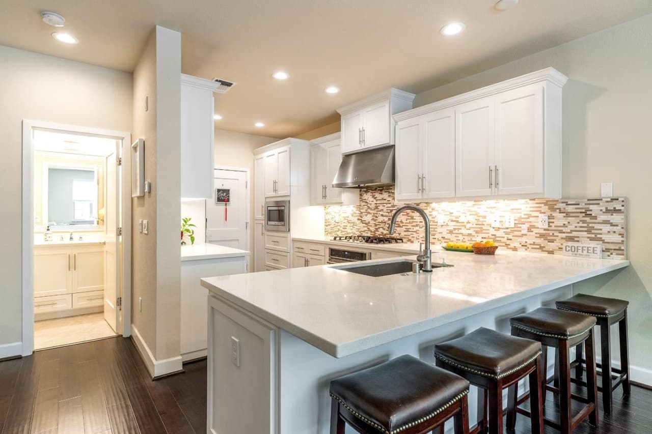 Listing imagery for 514 Sandalwood Dr