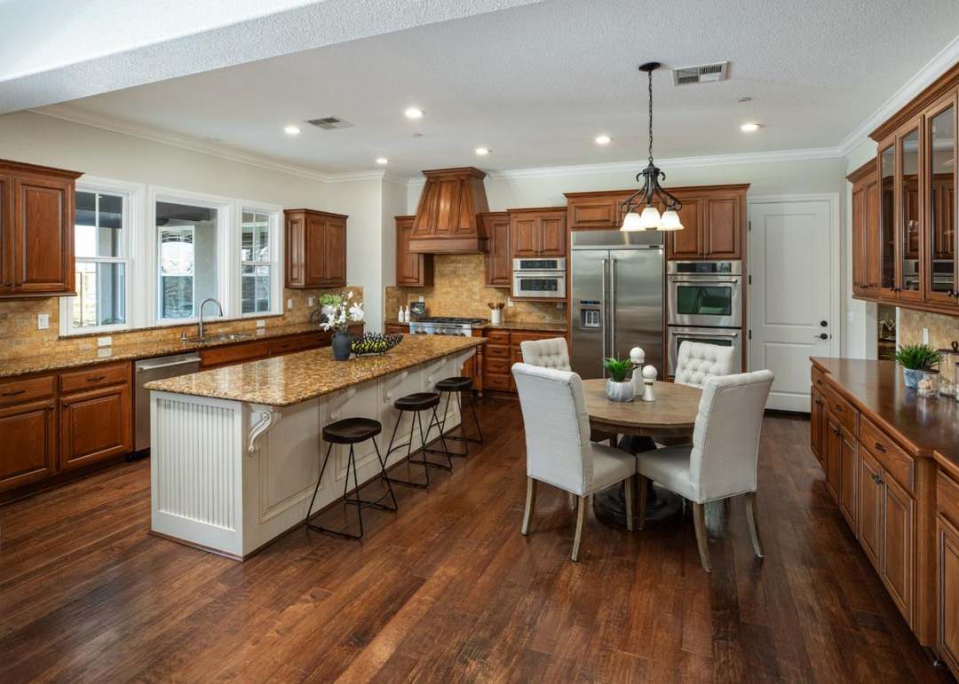 Listing imagery for 1112 Finch Pl
